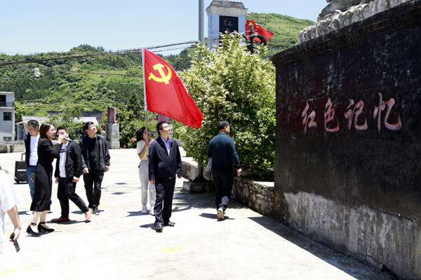 镇雄县委政法委组织开展寻访红色足迹活动