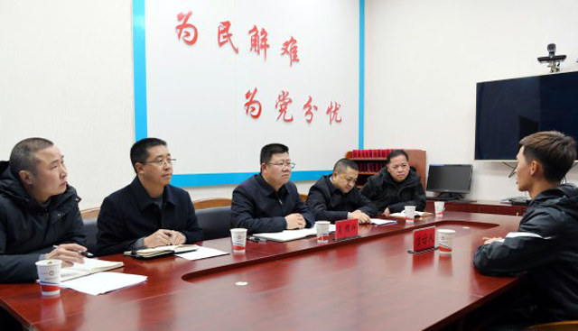 镇雄县委主要领导到县信访局接待来访群众